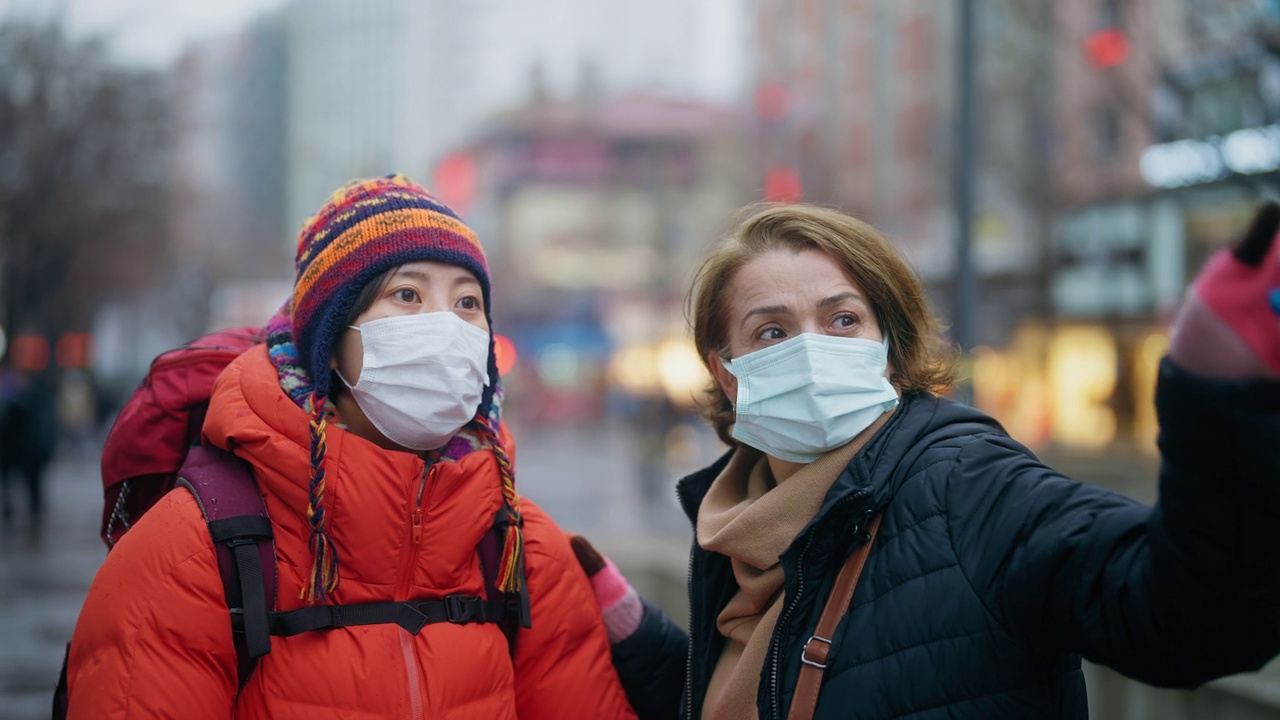 冬天，年轻的女游客在她的旅游目的地向当地的人问路视频素材