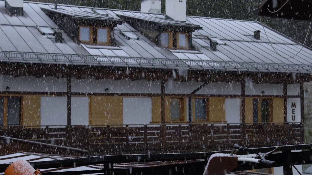 郊区的一个街区下雪了视频素材