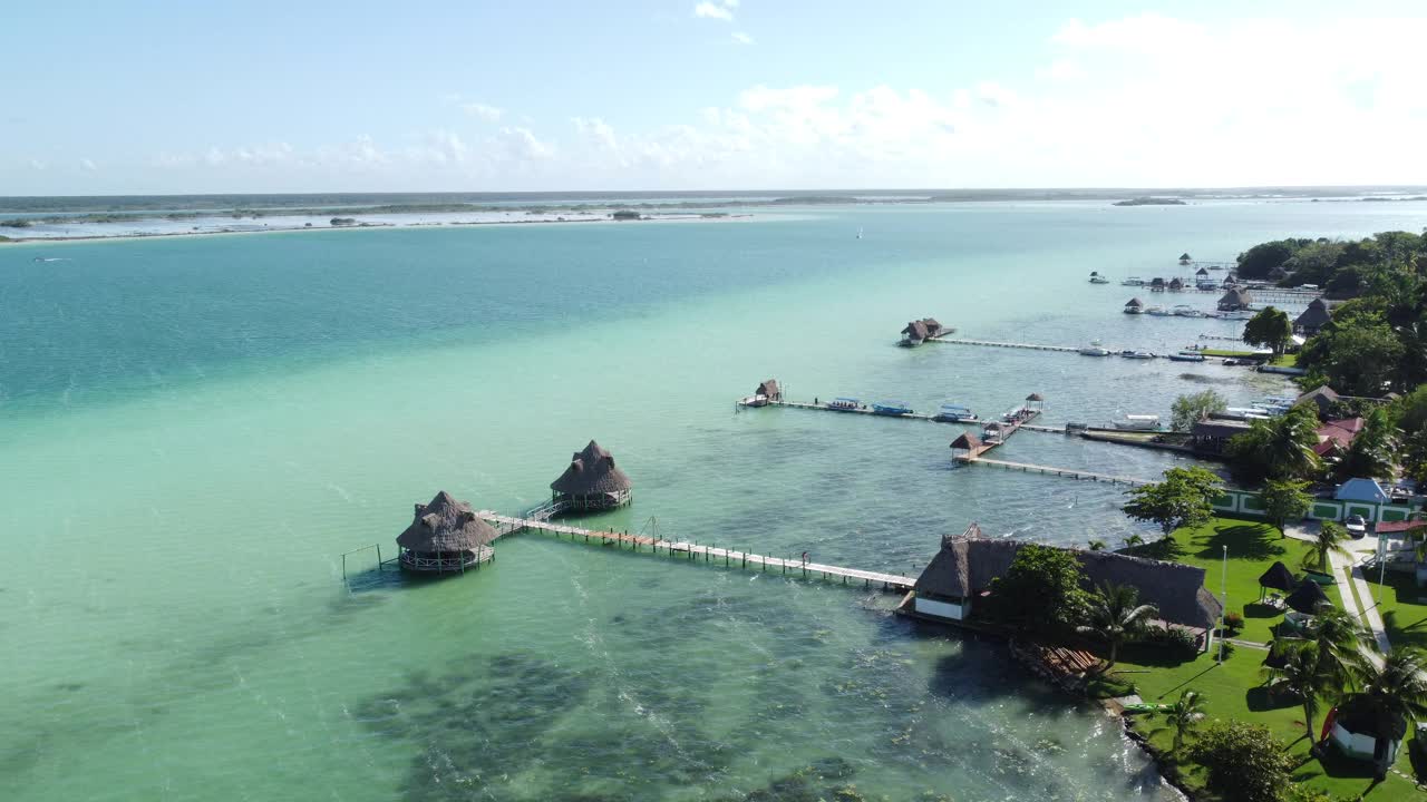 金塔纳罗奥的Bacalar泻湖全景航拍视频素材