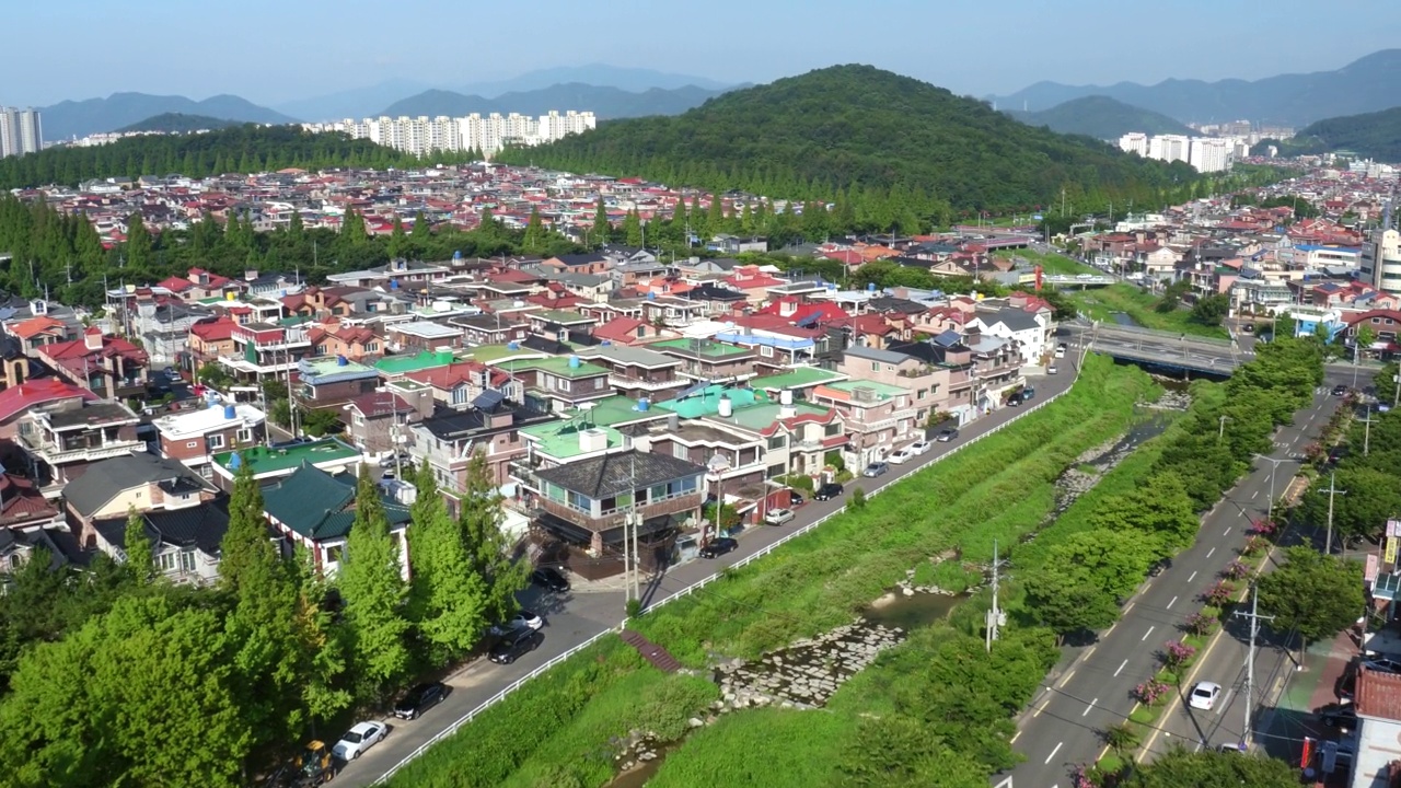 昌原川河/昌原市，韩国，昌原市中心的村庄风景视频素材