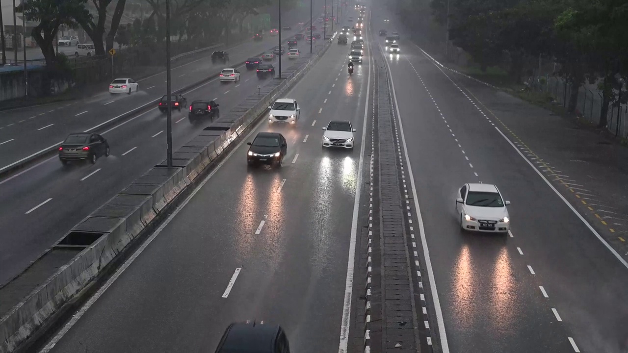 交通在大雨的晚上视频素材