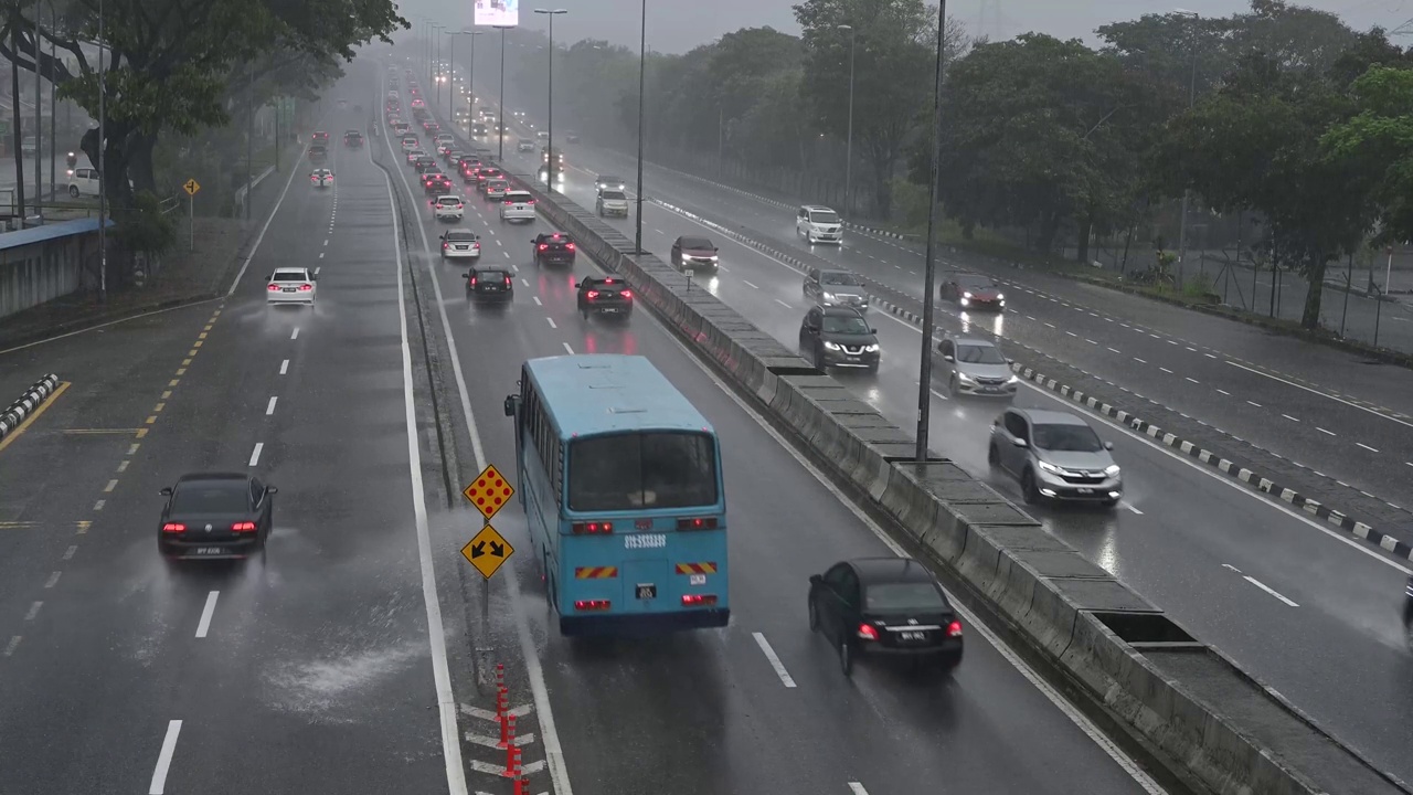 交通在大雨的晚上视频素材