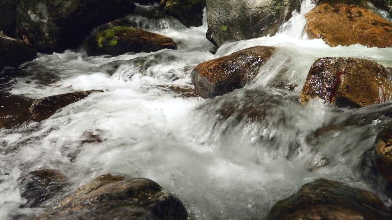 韩国江原道阳鸥郡大岩山的山谷和瀑布视频素材