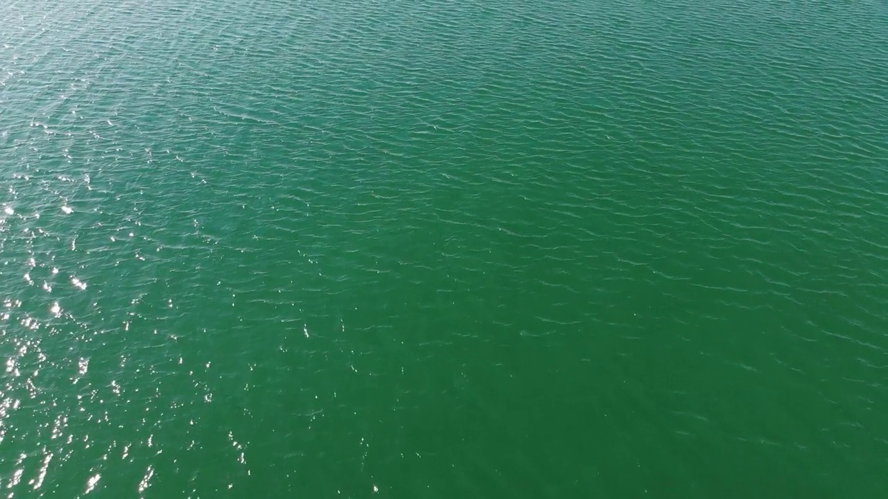 从高空俯瞰，碧蓝湛蓝的海水纹理。看水面。水面背景。视频素材