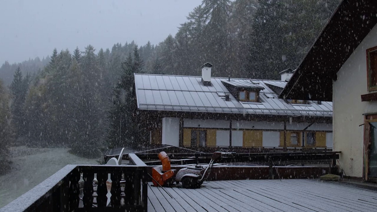 郊区的一个街区下雪了视频素材