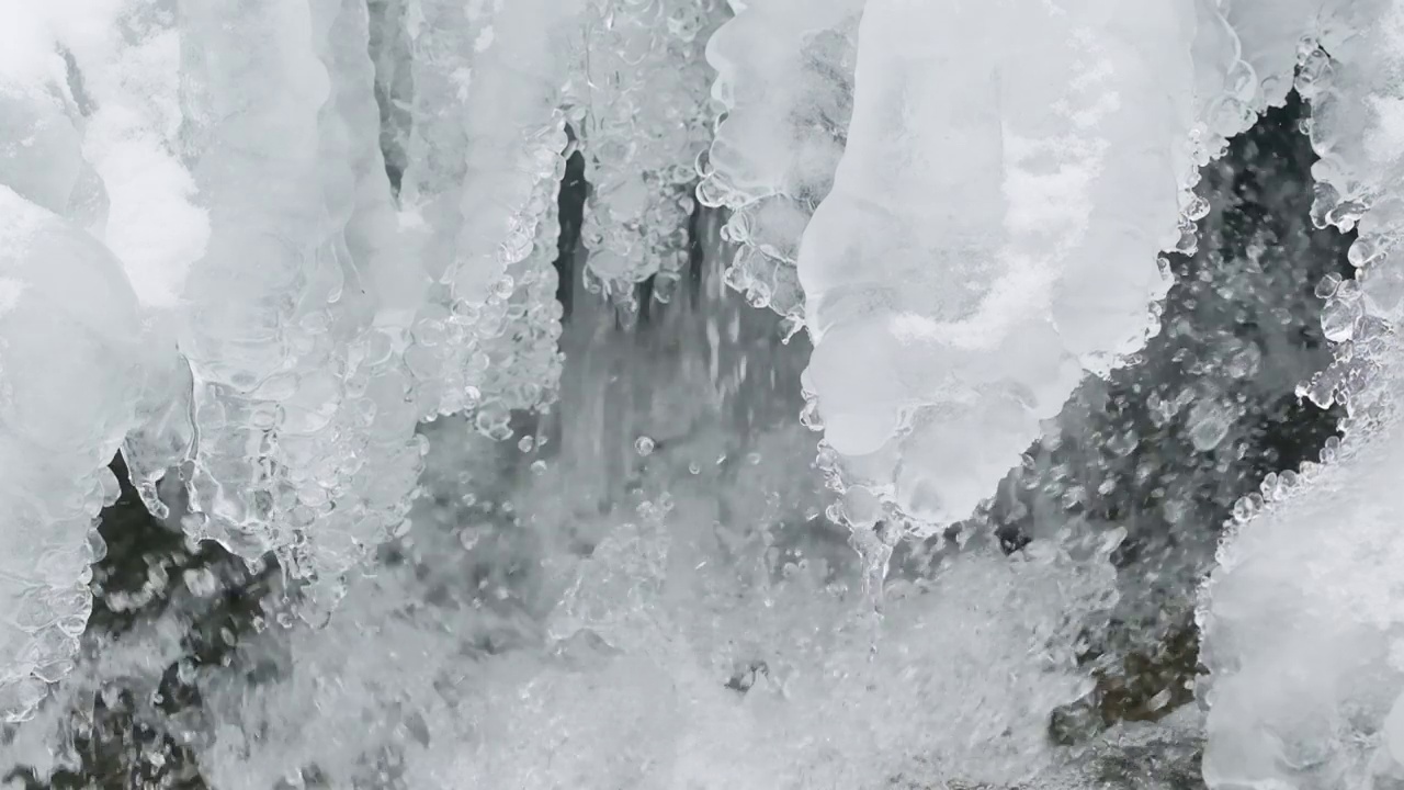 来自融化的冰川的新鲜清澈的流水视频素材