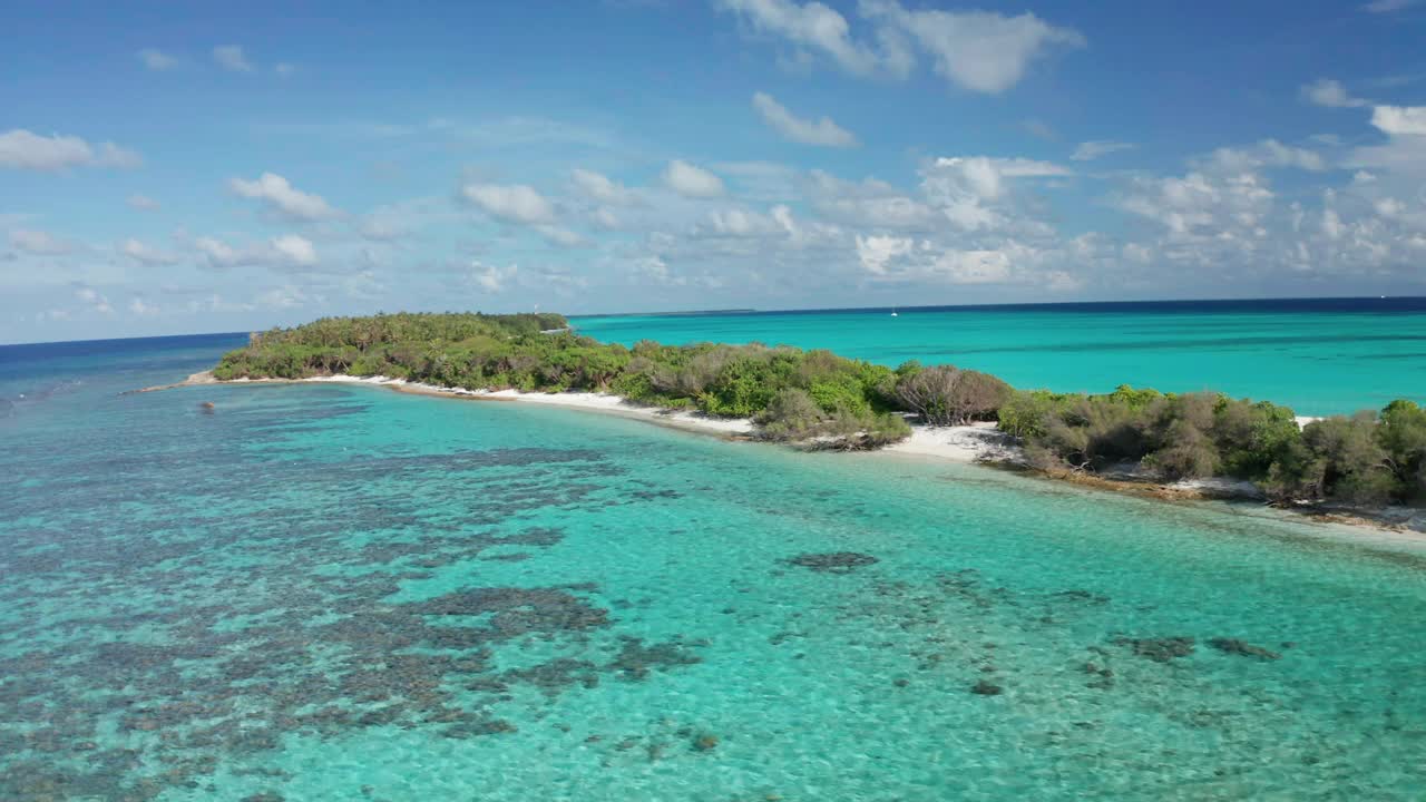 在海洋和热带岛屿上的风景优美的空中飞行。Fulhadhoo、马尔代夫视频素材