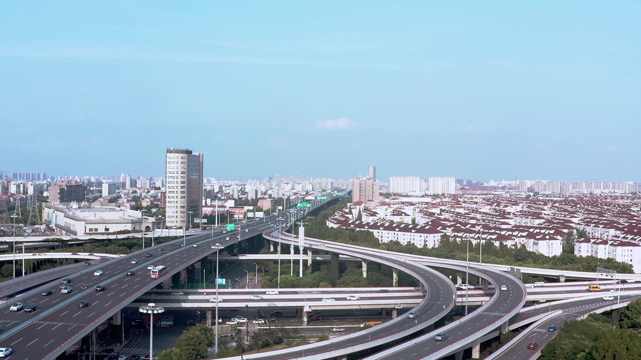 鸟瞰图高架桥十字路口在城市中心。视频素材