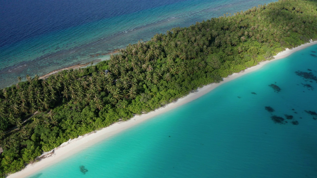 在海洋和热带岛屿上的风景优美的空中飞行。Fulhadhoo、马尔代夫视频素材