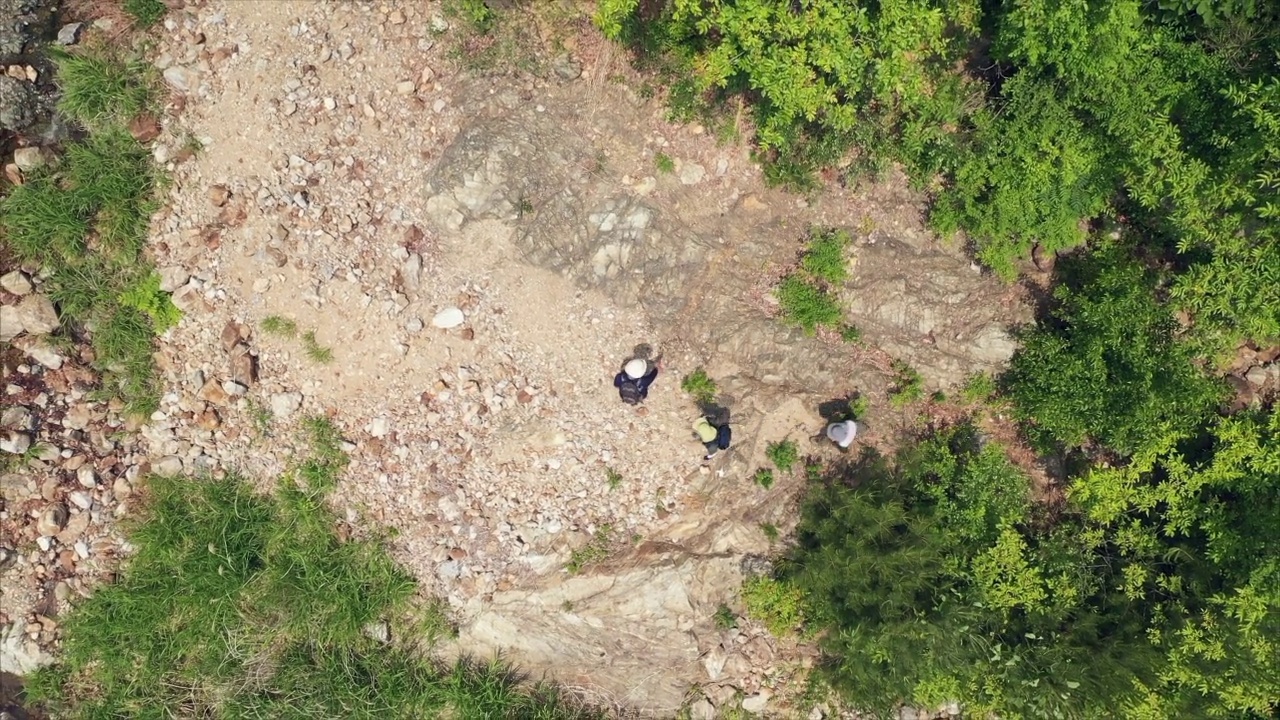 3人走在山间小路上。韩国江原道阳九郡视频素材