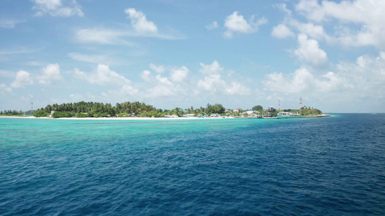 在海洋和热带岛屿上的风景优美的空中飞行。Fulhadhoo、马尔代夫视频素材