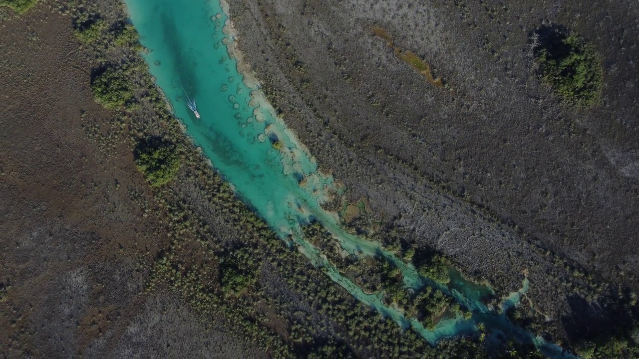 在Bacalar Rapids运河上游弋的浮筒船视频素材