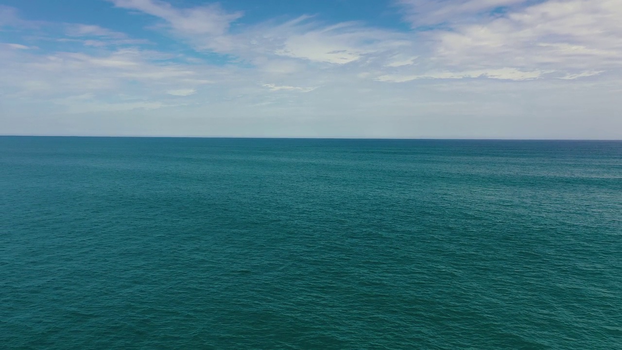 碧海有浪，蓝天有云视频素材