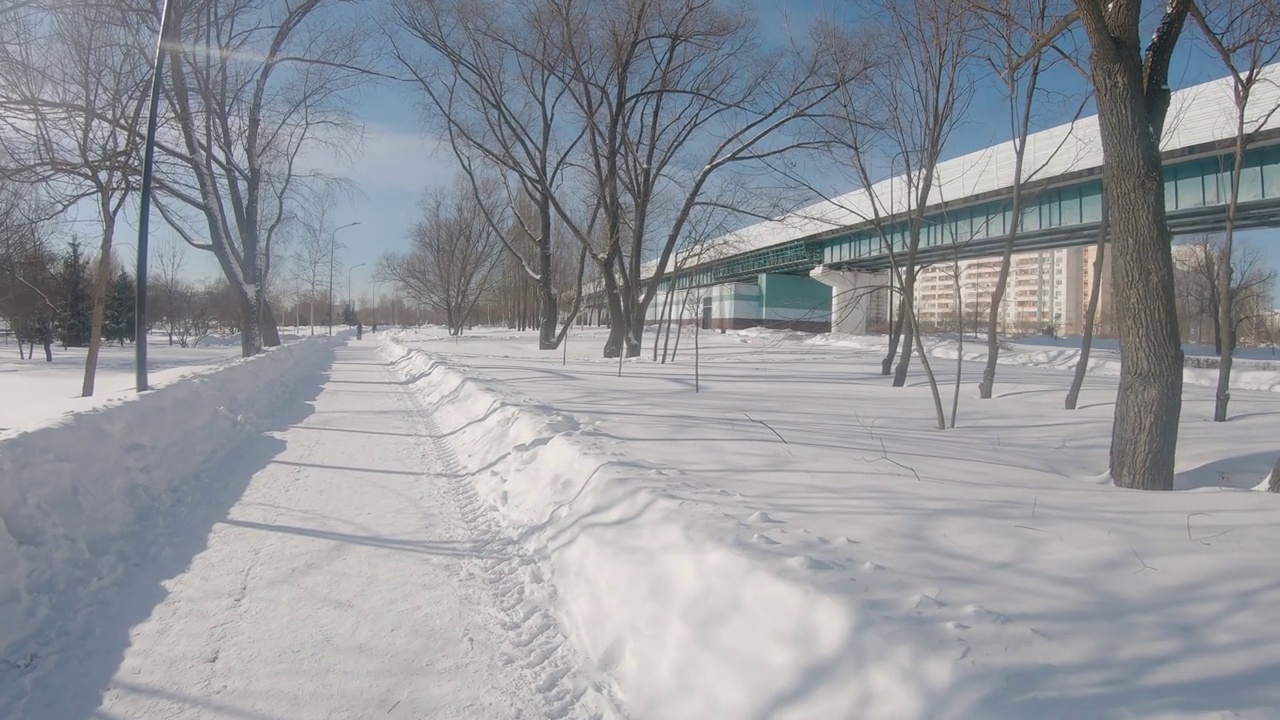 大雪过后，莫斯科居民区Yuzhnoye Butovo公园里的地铁线路视频素材