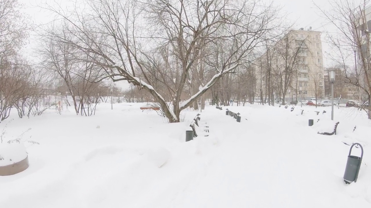 莫斯科居民区大雪过后，清理公园里的小路视频素材