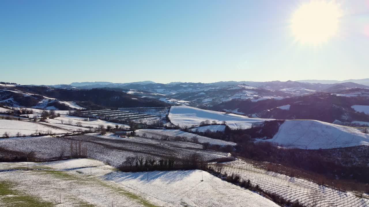 鸟瞰图，意大利乡村全景，冬天有雪视频素材