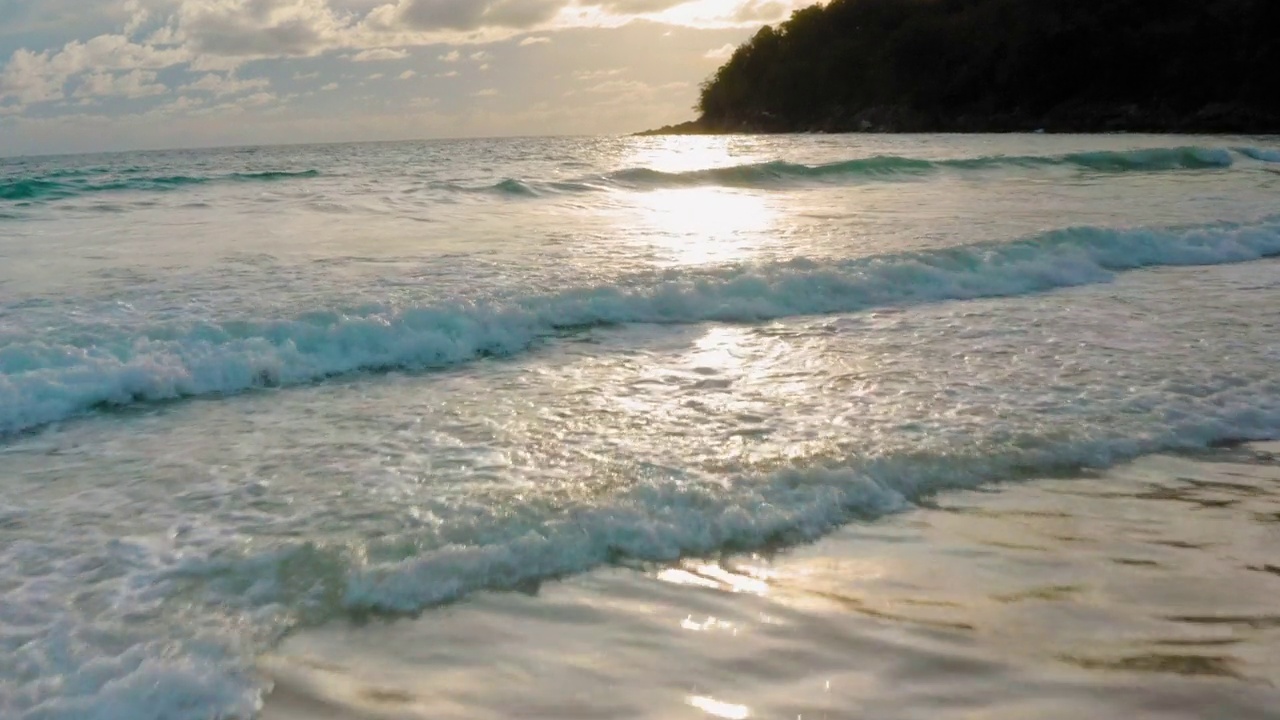 鸟瞰海滩上的海浪视频素材