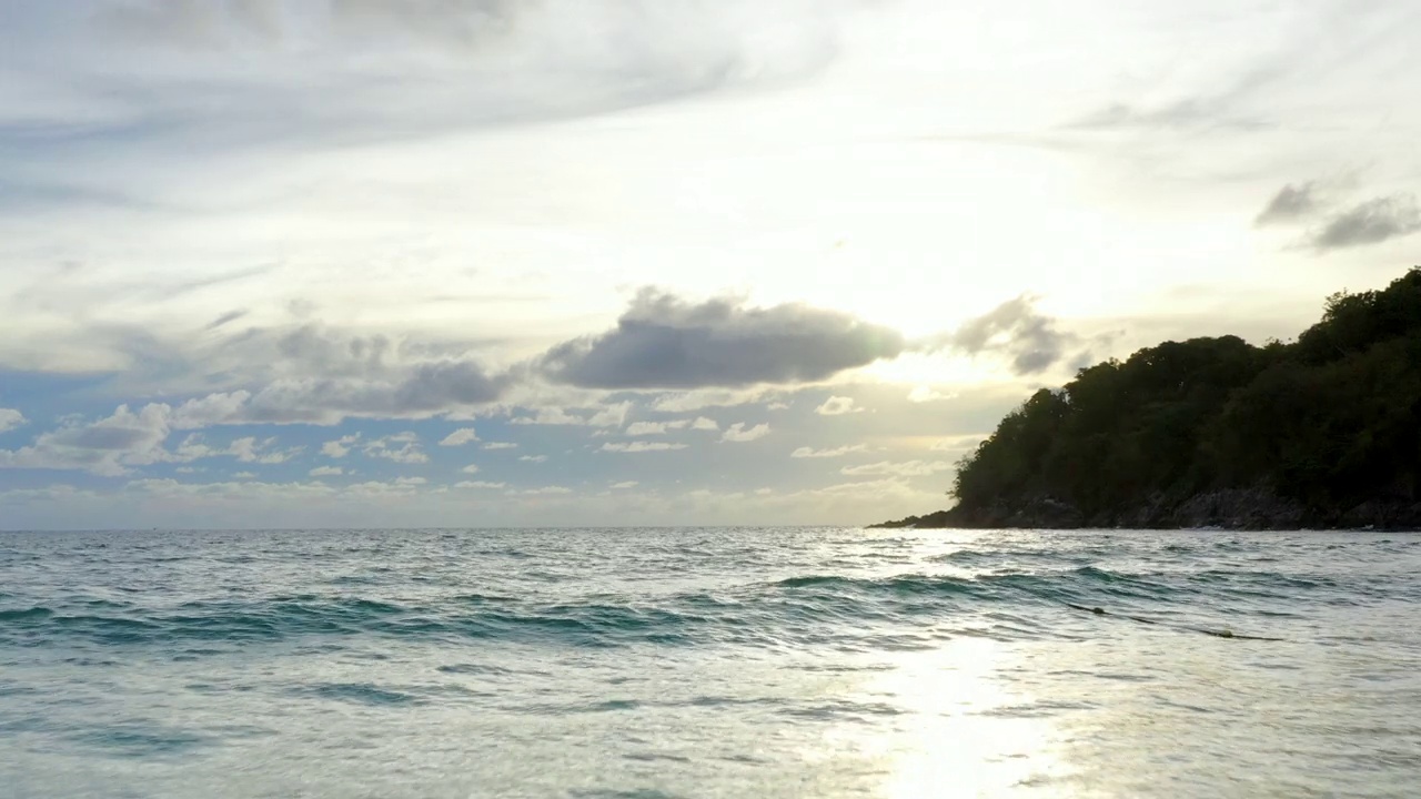 鸟瞰海滩上的海浪视频素材