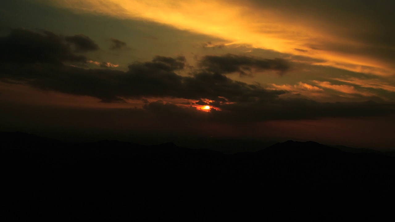 山峦上的夕阳/江原岛，韩国视频素材