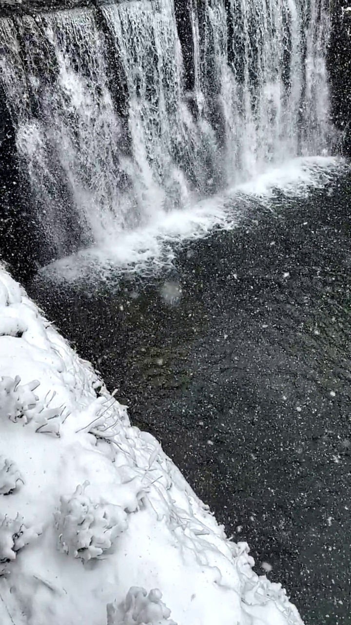 降雪和瀑布的慢镜头视频素材