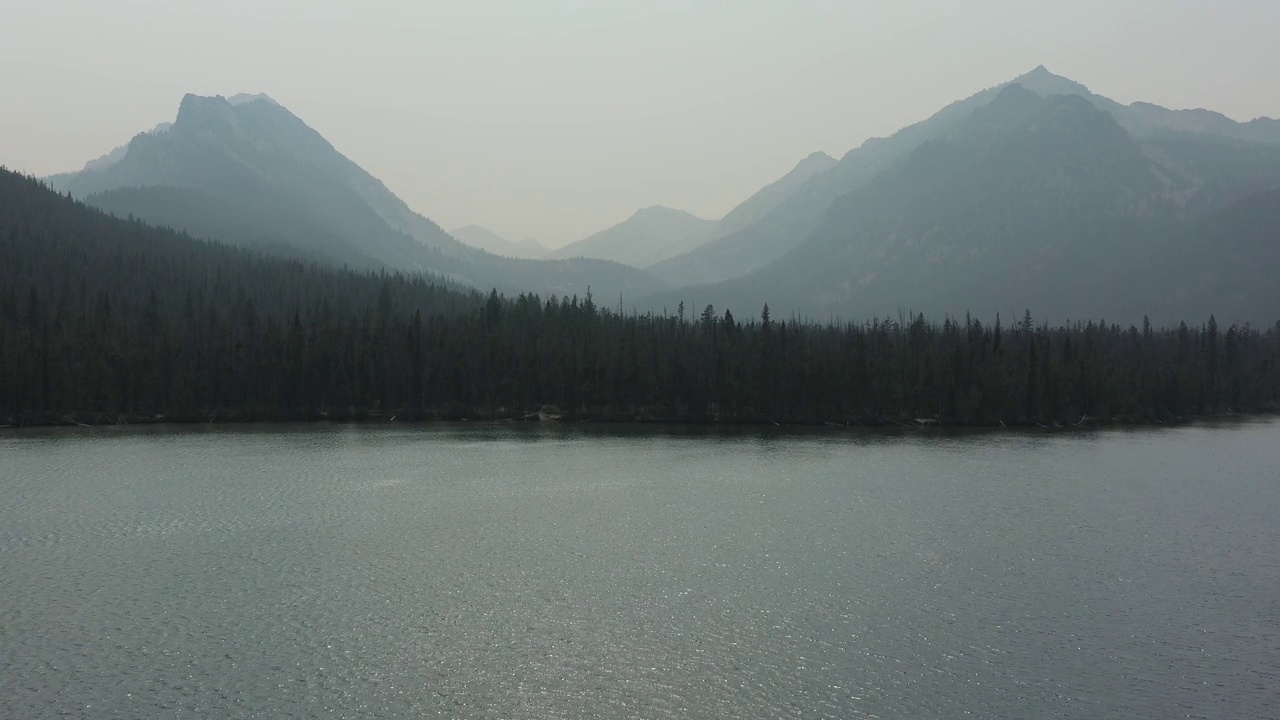 爱达荷州Sawtooth国家游乐区黄色腹部湖的航拍图视频素材