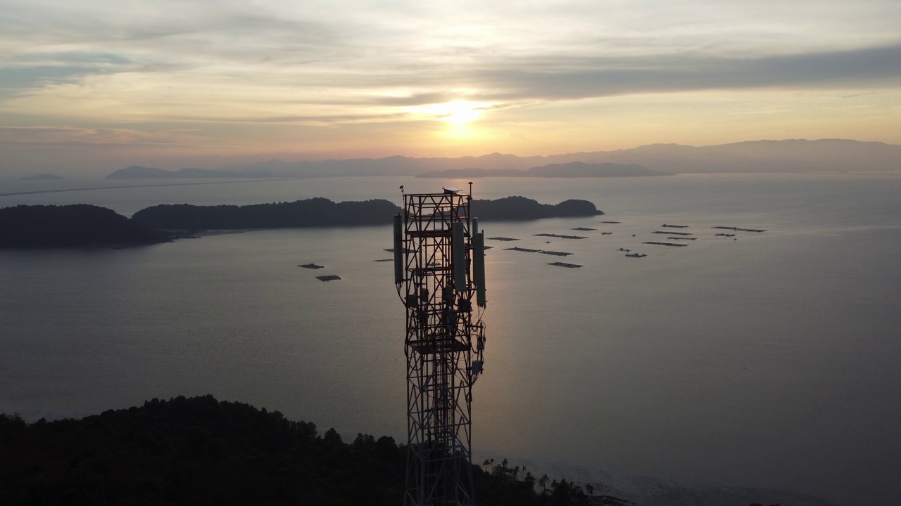 夕阳中的电信塔视频素材