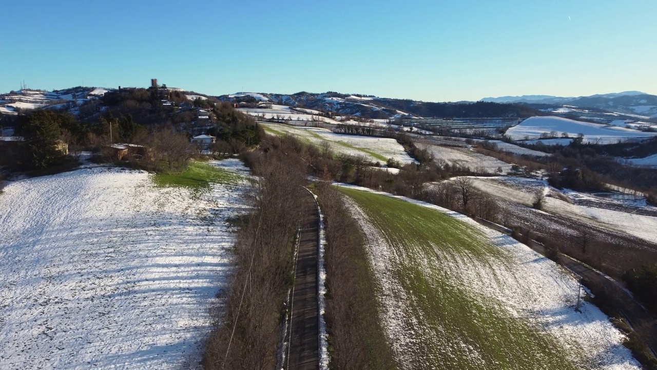 鸟瞰意大利乡村，冬天有雪，乡村道路视频素材