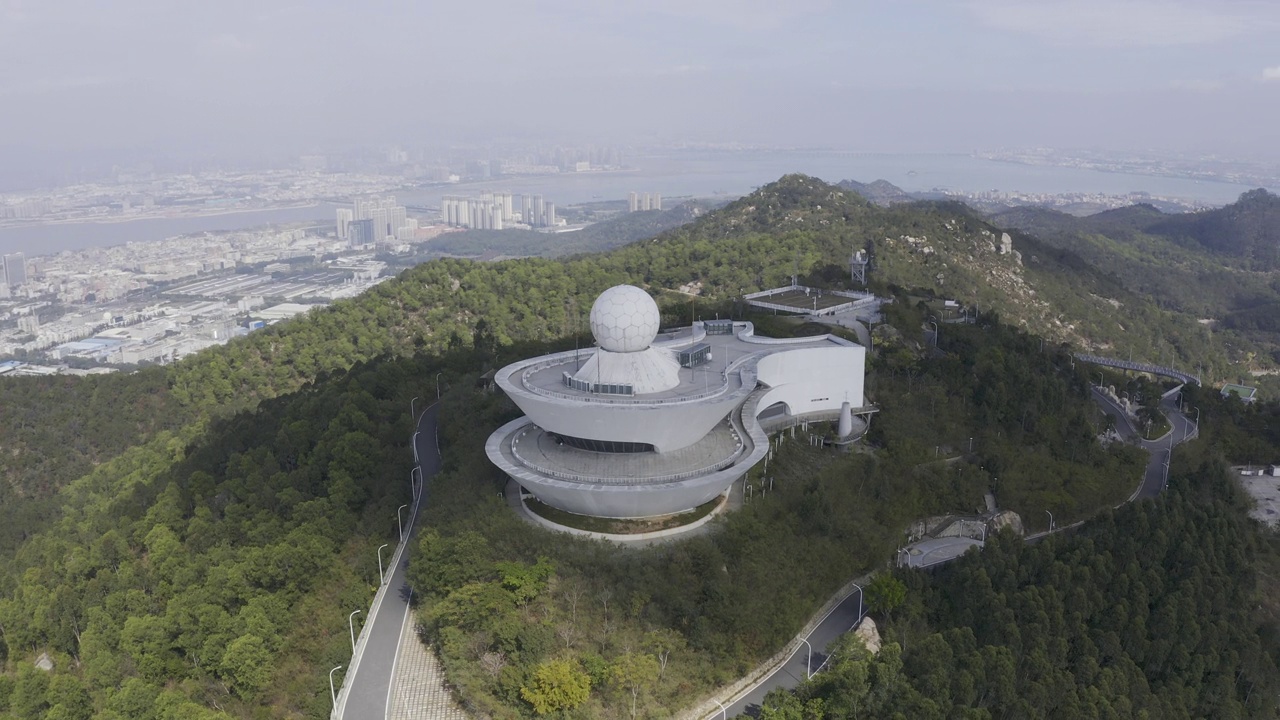 在山顶天文台拍摄的“双偏振多普勒天气雷达”航拍图视频素材