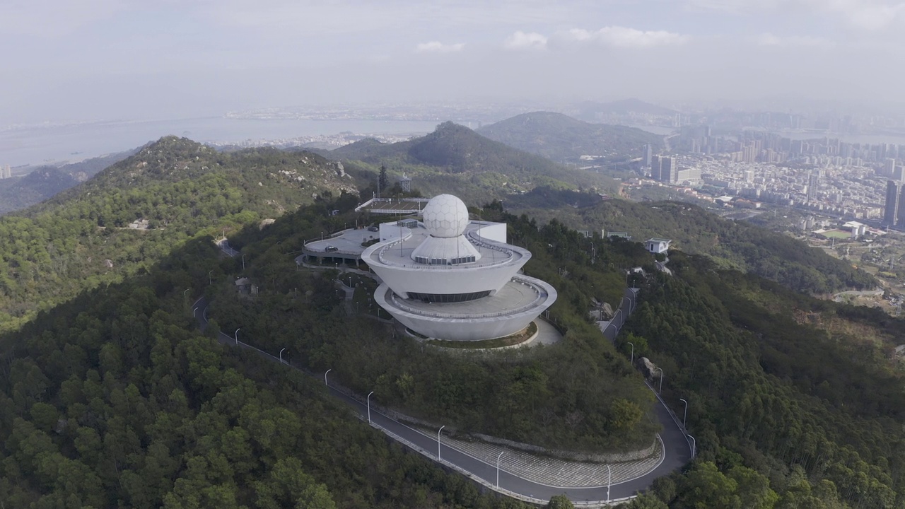 在山顶天文台拍摄的“双偏振多普勒天气雷达”航拍图视频素材