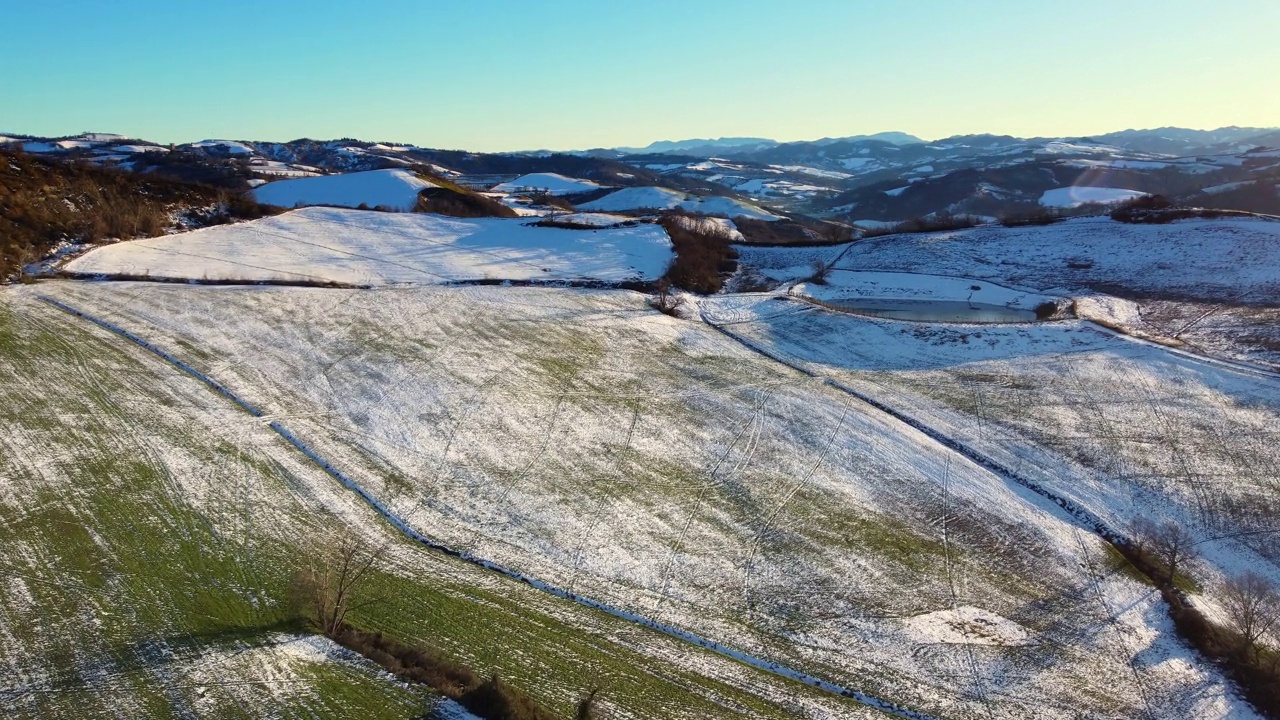 鸟瞰图中的意大利乡村，冬天有一些雪视频素材