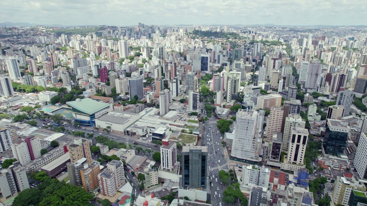 巴西米纳斯吉拉斯州贝洛奥里藏特市鸟瞰图，4K。视频素材