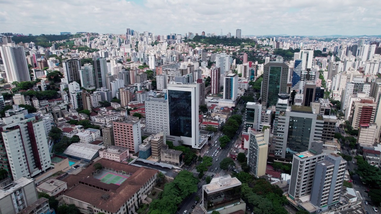 巴西米纳斯吉拉斯州贝洛奥里藏特市鸟瞰图，4K。视频素材