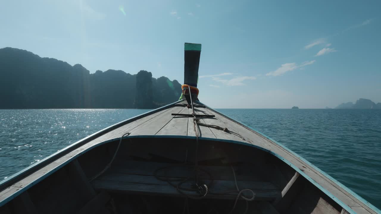 从泰国传统的木制长尾船上俯瞰海景视频素材