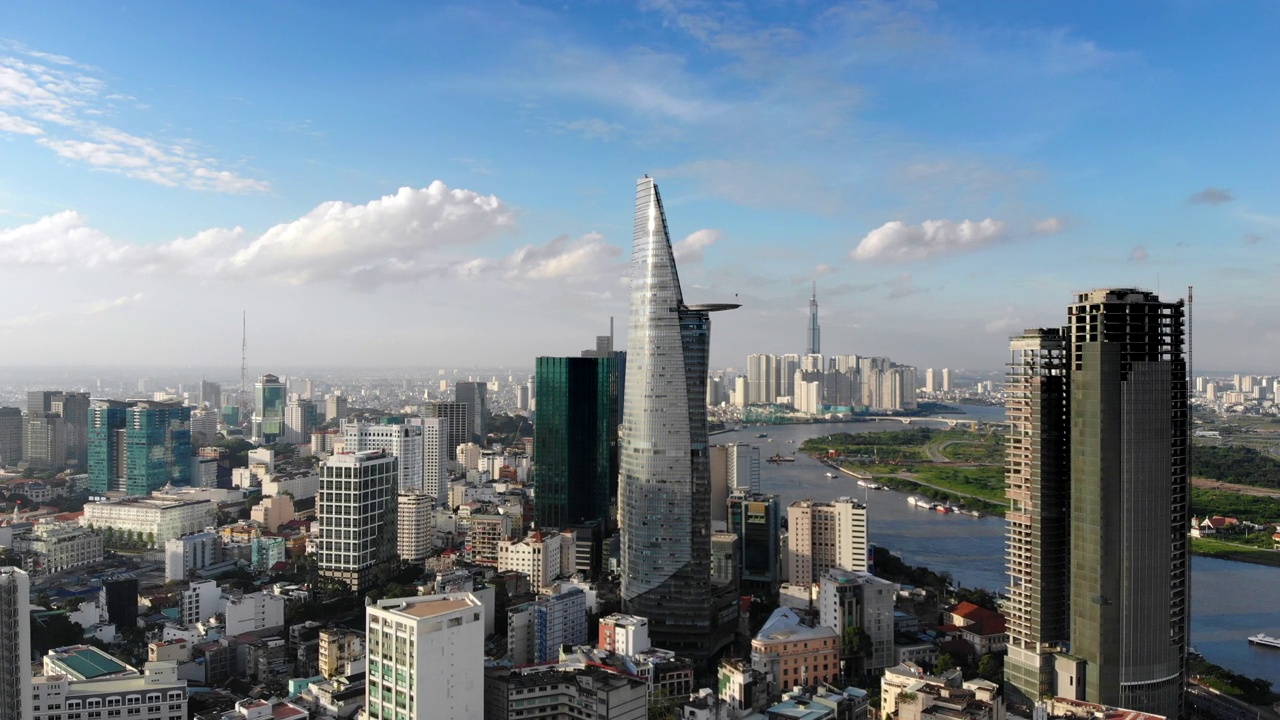 越南胡志明市，又名西贡，金融区的高层建筑鸟瞰图视频素材