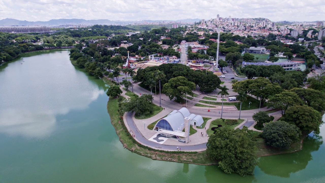 鸟瞰巴西米纳斯吉拉斯州贝洛奥里藏特市的“Lagoa da Pampulha”、“Igreja São Francisco”。4K。视频素材