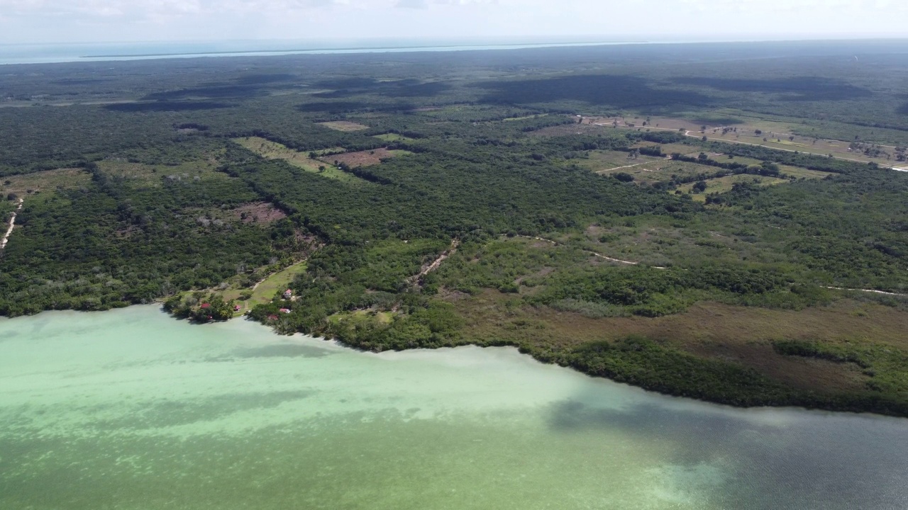 Bacalar泻湖上空Chetumal地区的航拍照片视频素材