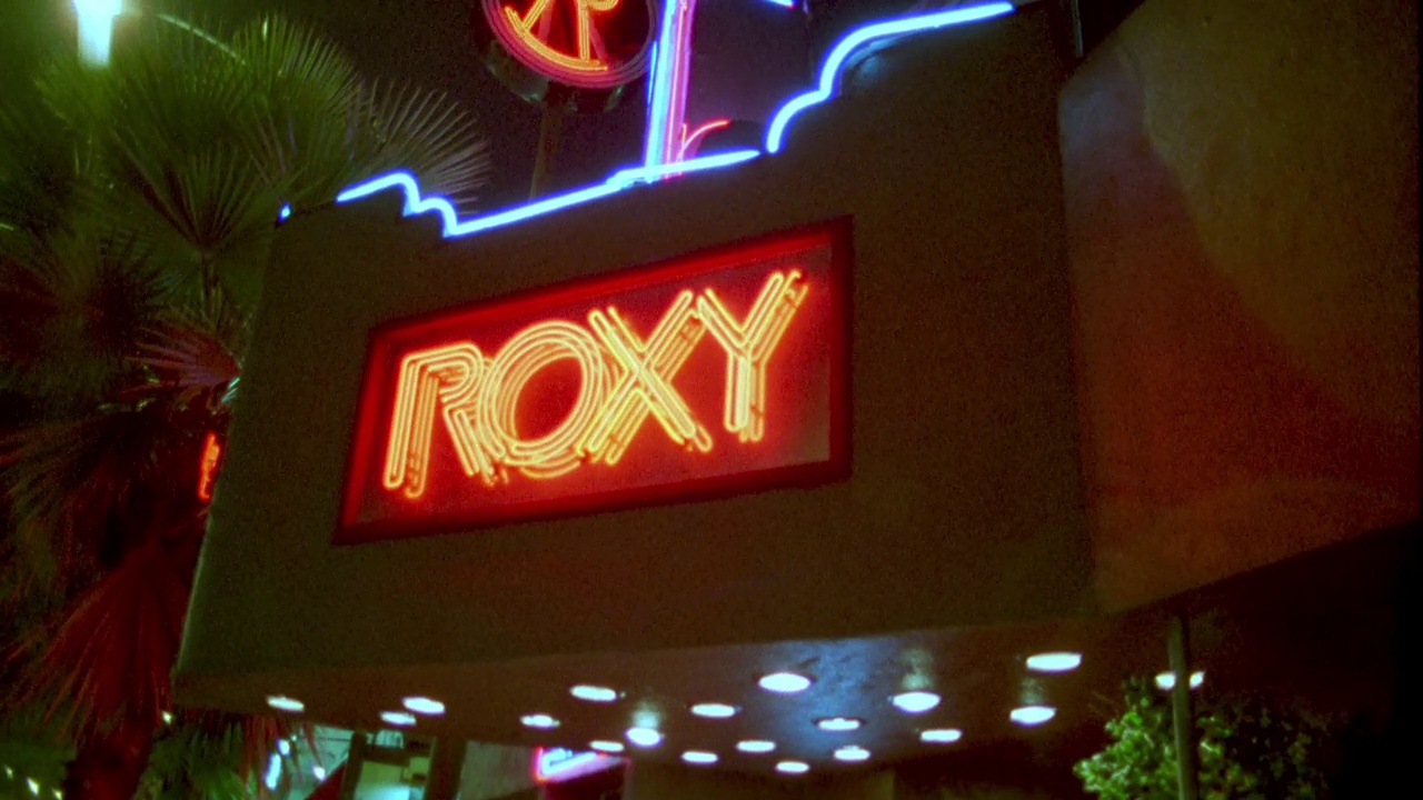 日落大道上roxy酒吧和音乐俱乐部外面的霓虹灯“roxy”标志的近角度。西好莱坞。日落大道。视频素材