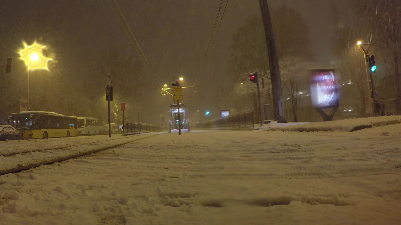 4k视频降雪卡拉科伊有轨电车视频素材