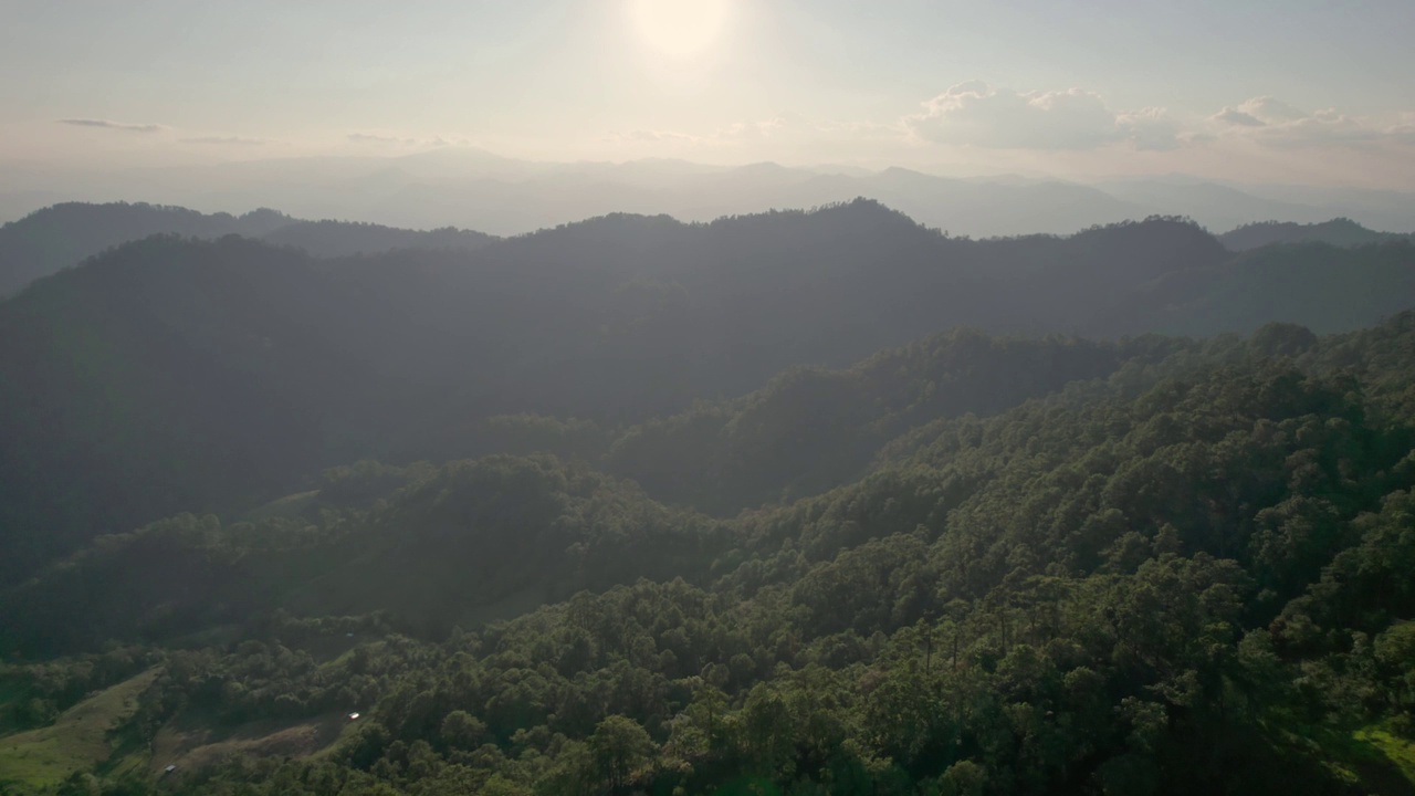 在阳光明媚的日子里，无人机拍摄山景，探索国家公园的热带雨林视频素材