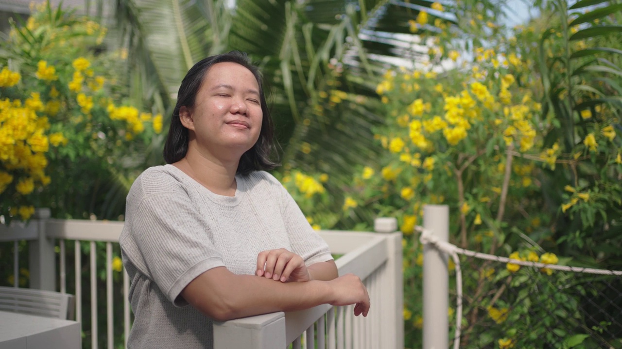 亚洲女人在大自然中深呼吸和微笑视频素材