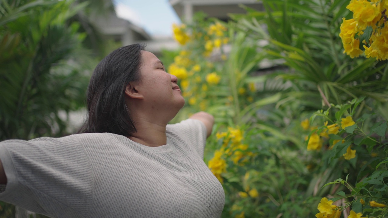 亚洲女人在大自然中深呼吸和微笑视频素材