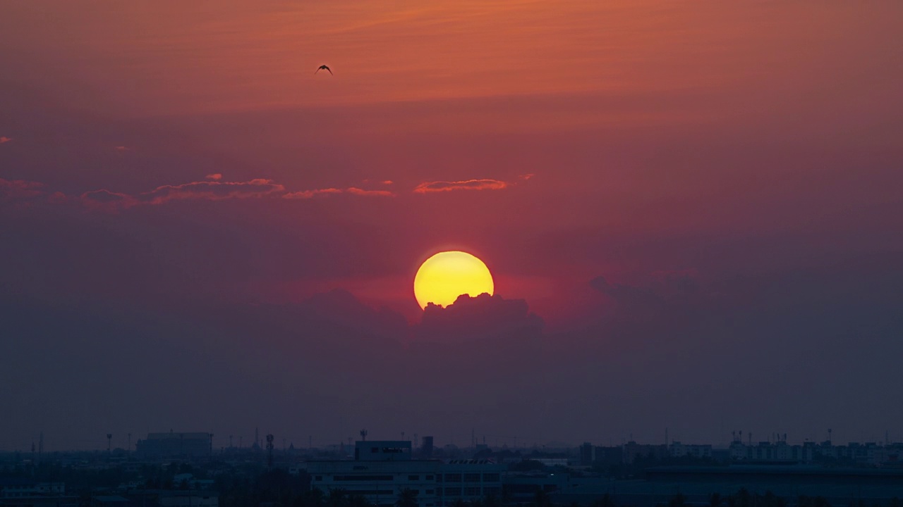 太阳落山了。自然背景。在黄昏的时候，天空中橙黄色的晚霞引人注目。视频素材