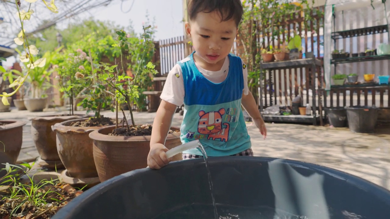 亚洲男孩在水里玩视频素材