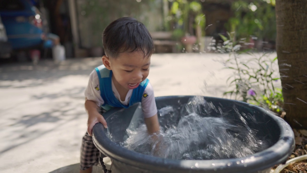 亚洲男孩在水里玩视频素材