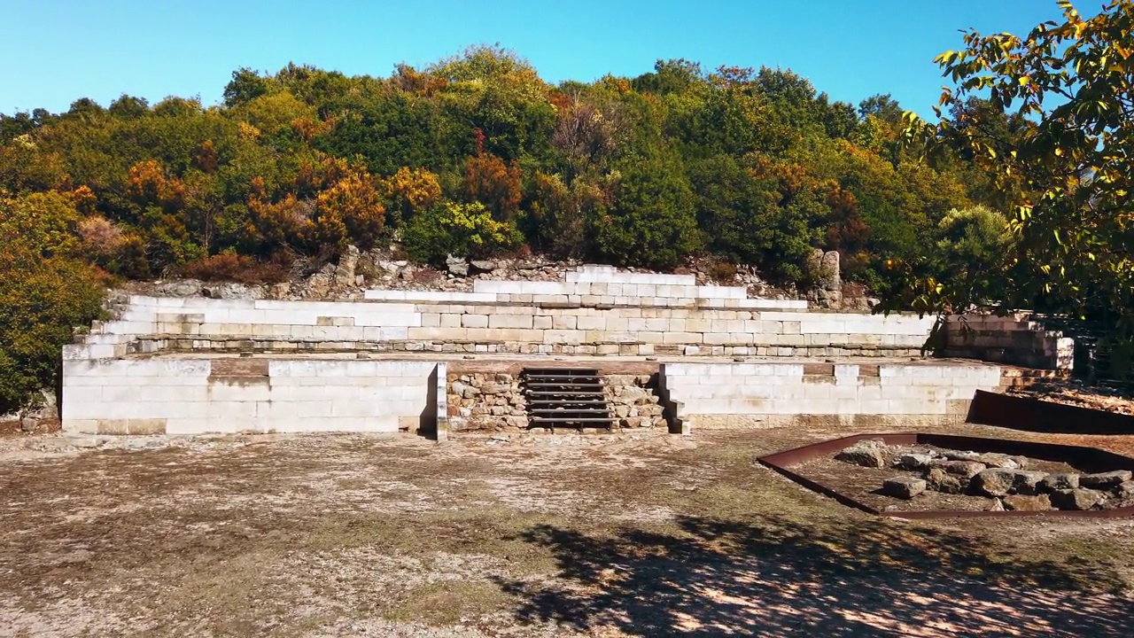 古代建筑在希腊绿色的山丘上挖掘视频素材