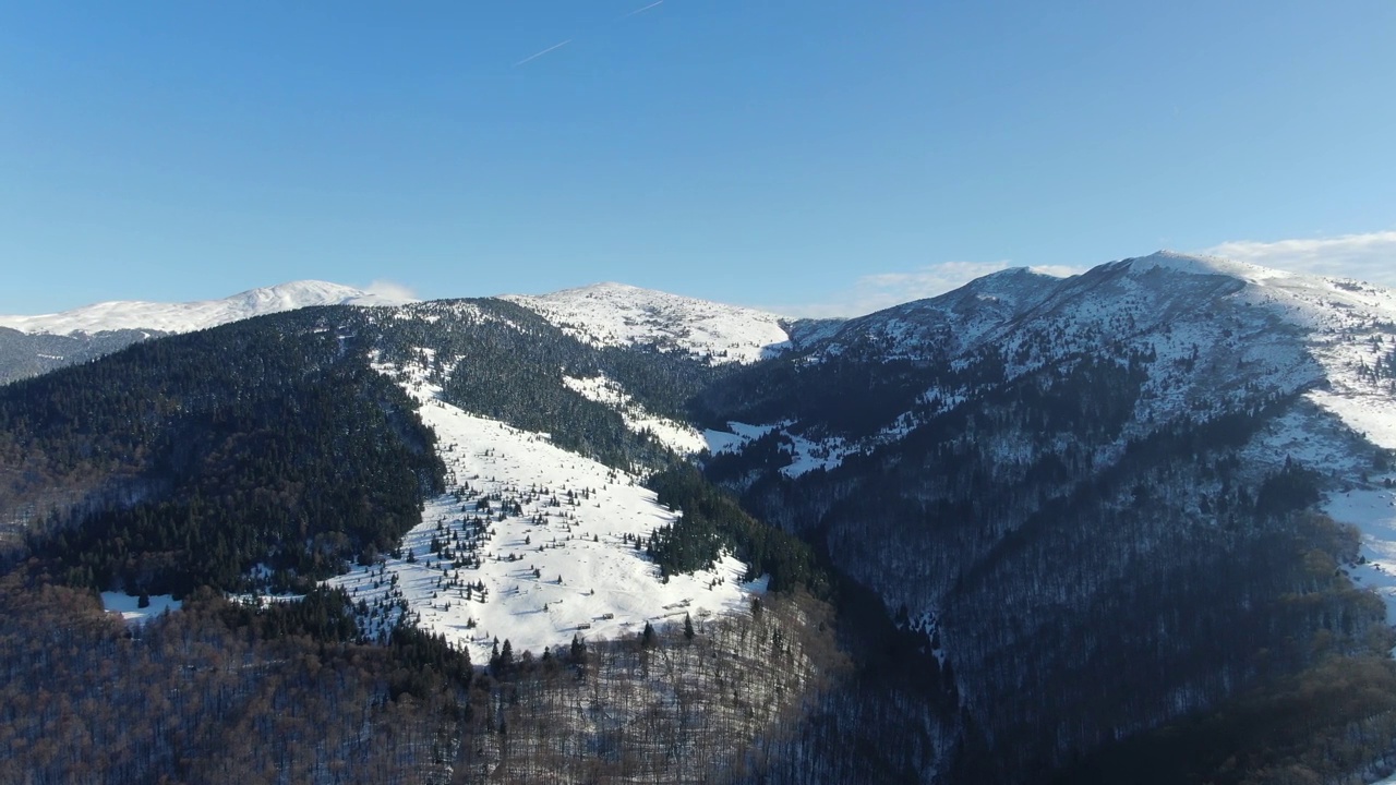 白雪覆盖的草地上的牧羊人小屋。喀尔巴阡山。乌克兰。Petros Sheshul是。视频素材