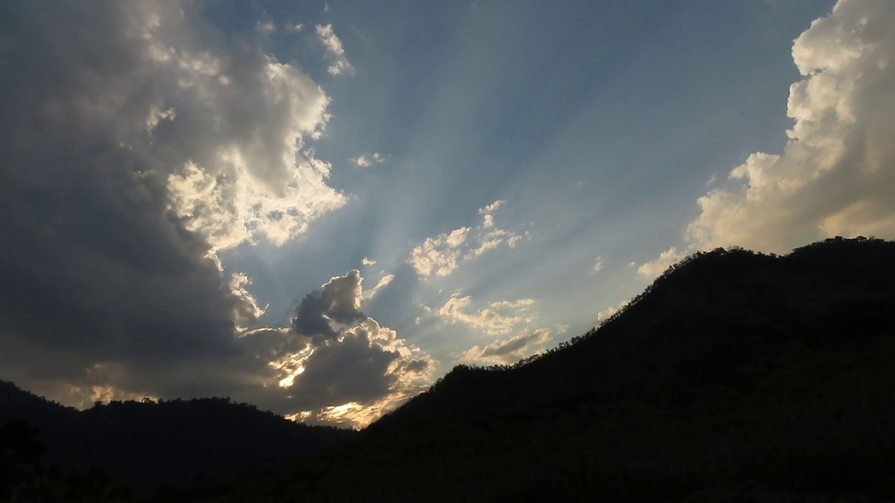 日出的天空和山上的云视频素材