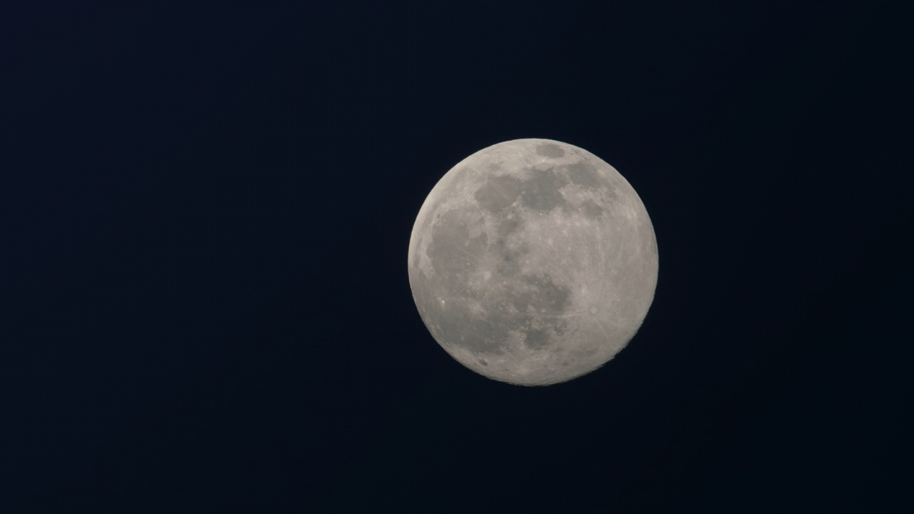 夜空中出现一轮圆月视频素材