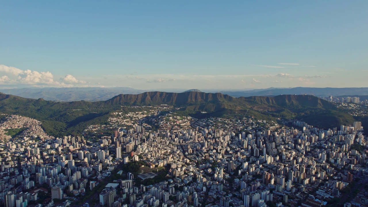 巴西米纳斯吉拉斯州贝洛奥里藏特市鸟瞰图，4K。视频素材