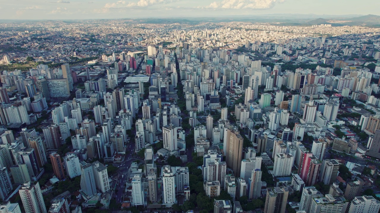 巴西米纳斯吉拉斯州贝洛奥里藏特市鸟瞰图，4K。视频素材